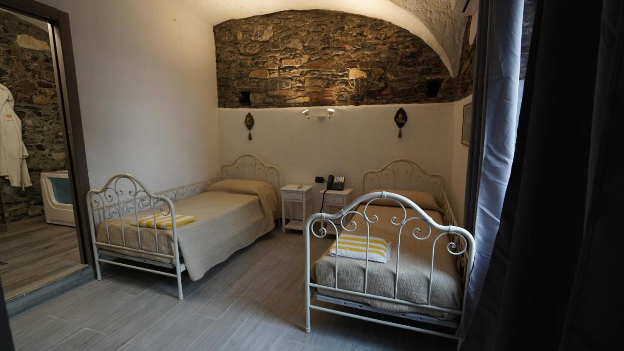 Zimmer mit Kingsize-Bett und Whirlpool