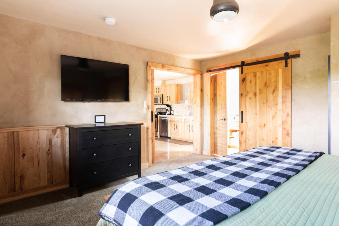Deschutes River One-Bedroom King Suite