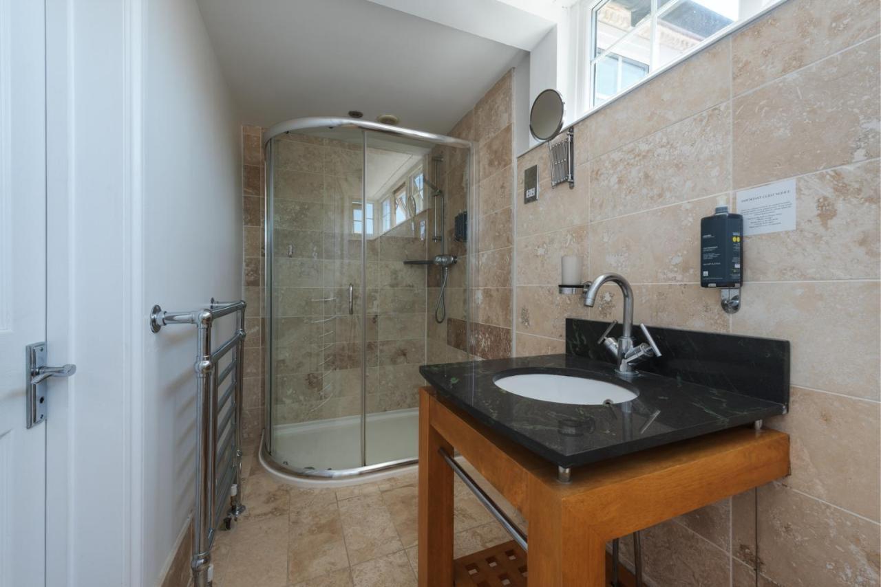 Executive King Room Shower