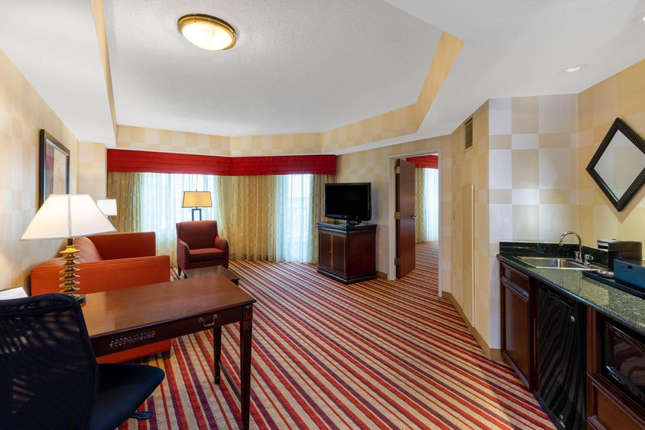 1 King Bed One-Bedroom Mobility or Hearing Impaired Accessible Suite Non-Smoking