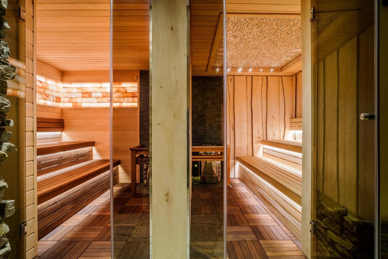 Dreibettzimmer mit Zugang zum Wellnessbereich