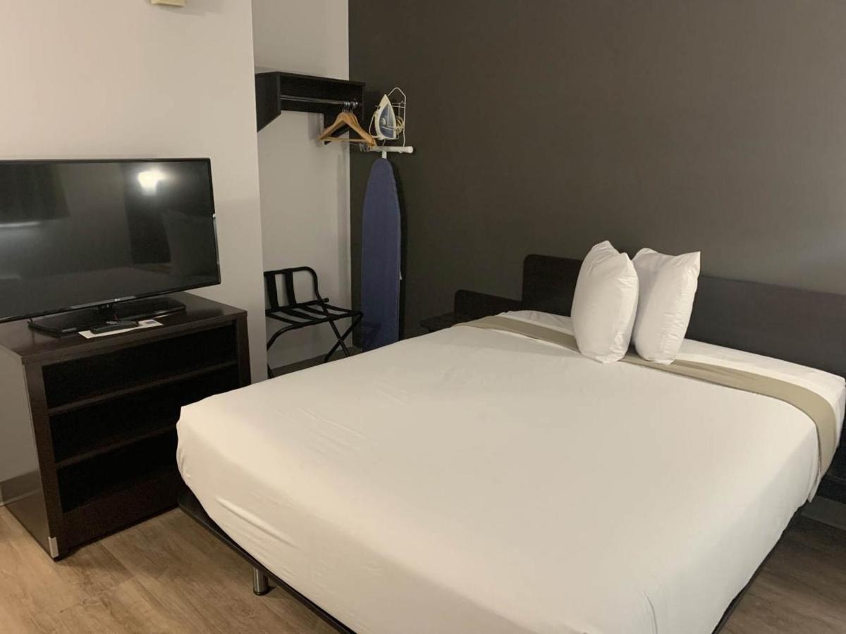 Deluxe Queen Room - Non-Smoking