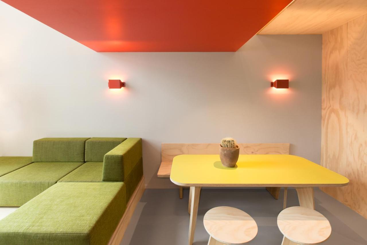 Estudio con balcón