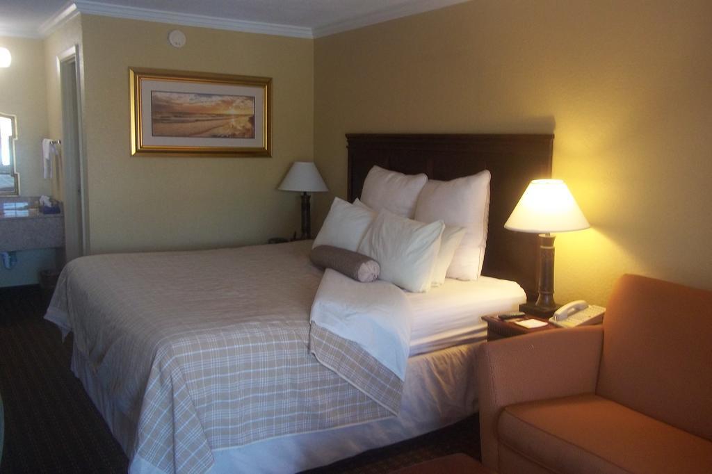 1 King Bed Studio Suite Efficiency Room Non-Smoking