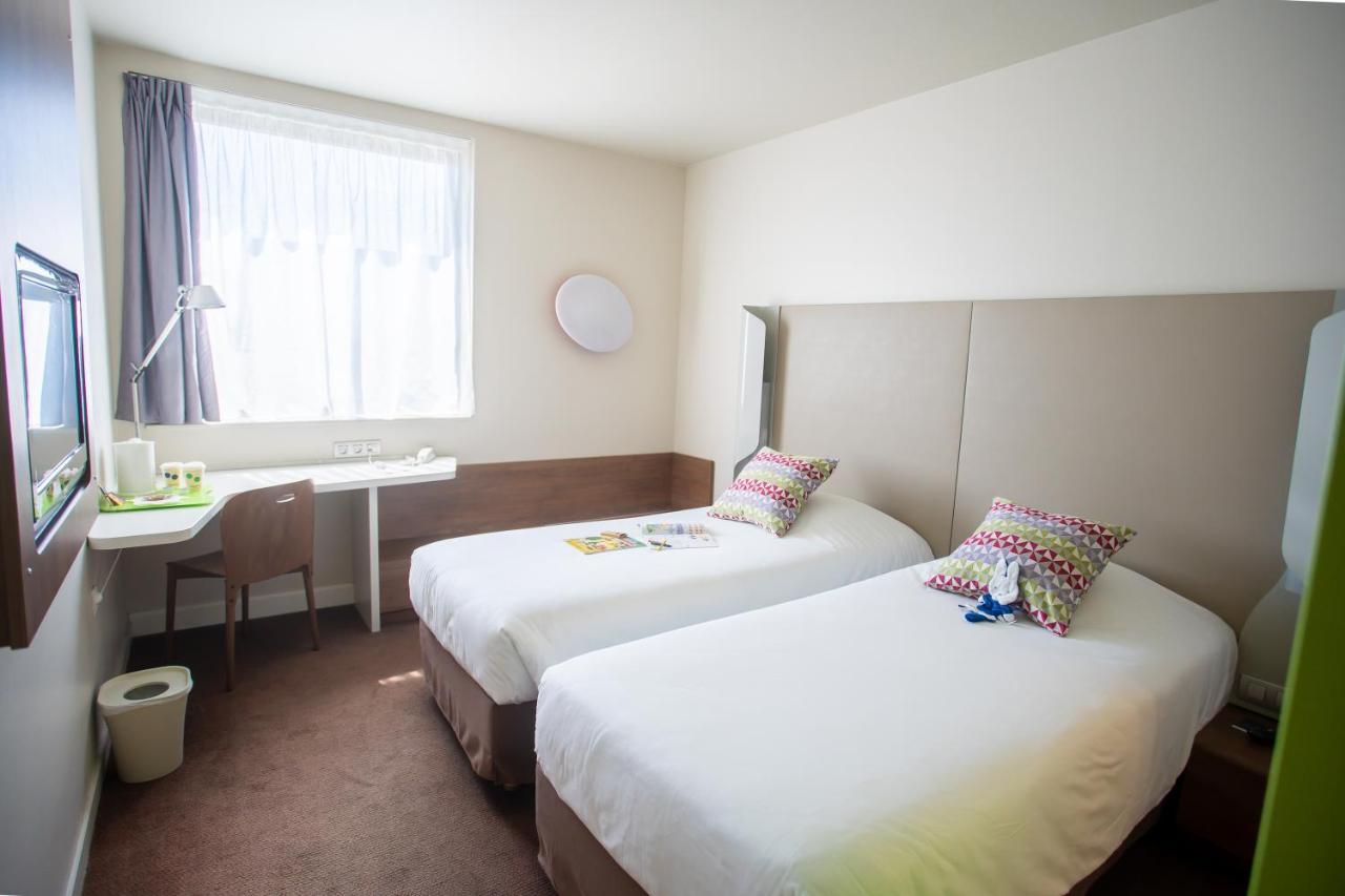 Standard Queen Room Three Single Beds
