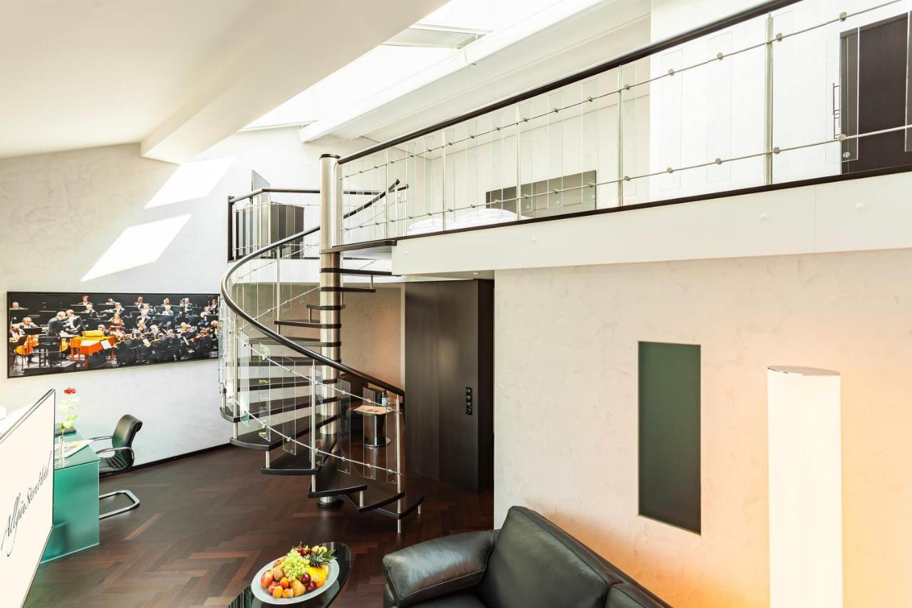 Deluxe Suite with bathtub and whirlpool function