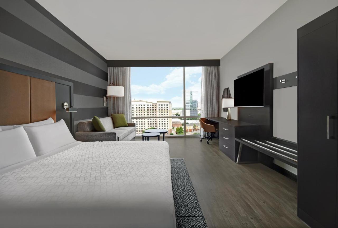 King Suite High Floor Skyline View