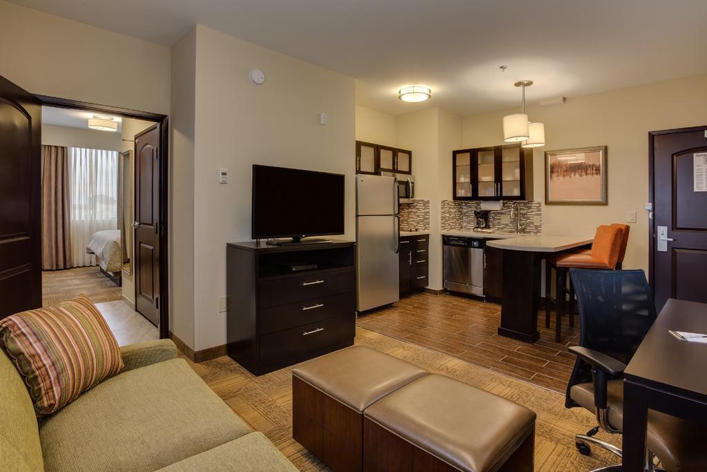 One-Bedroom Queen Suite,125548371:JPEG