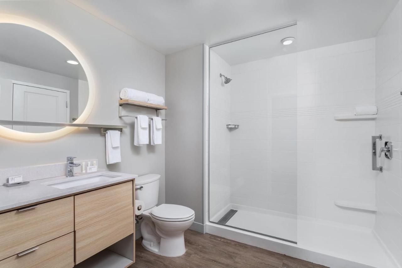 Studio with Two Queen Beds - High Floor/Theme Park View