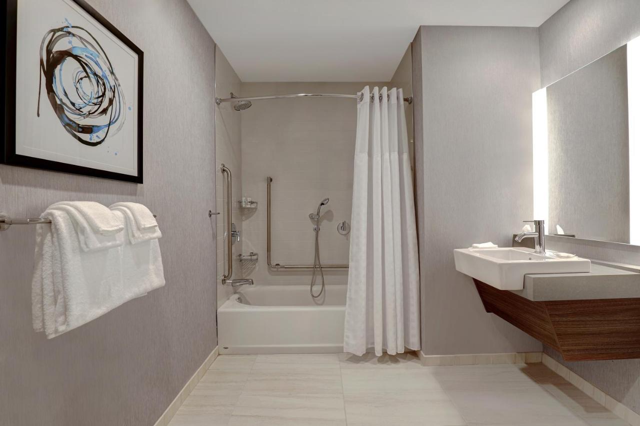King Suite Accessible Tub