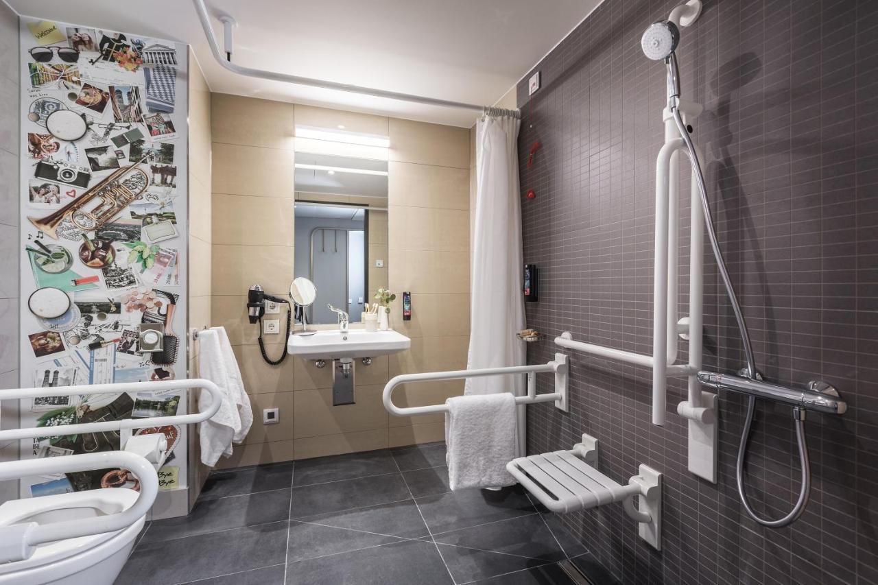 Standard Queen Room Disability Access