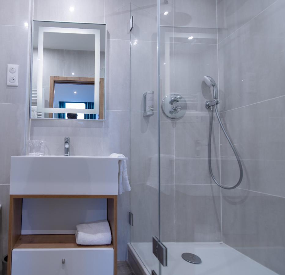 Deluxe Double Room Shower,1172964234:JPEG