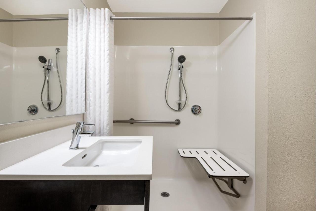 Queen Studio Suite - Mobility Access Roll in Shower/Non-Smoking