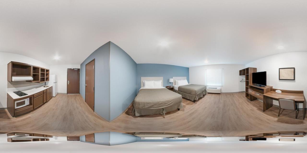 Queen Room with Two Queen Beds and Tub - Accessible/Non-Smoking