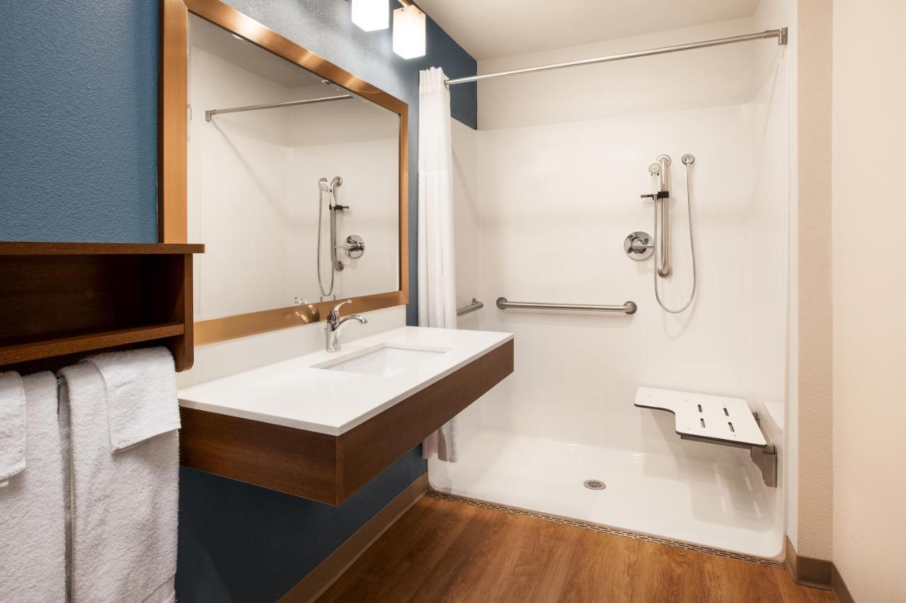 Queen Suite Roll Shower Accessible or Non-Smoking