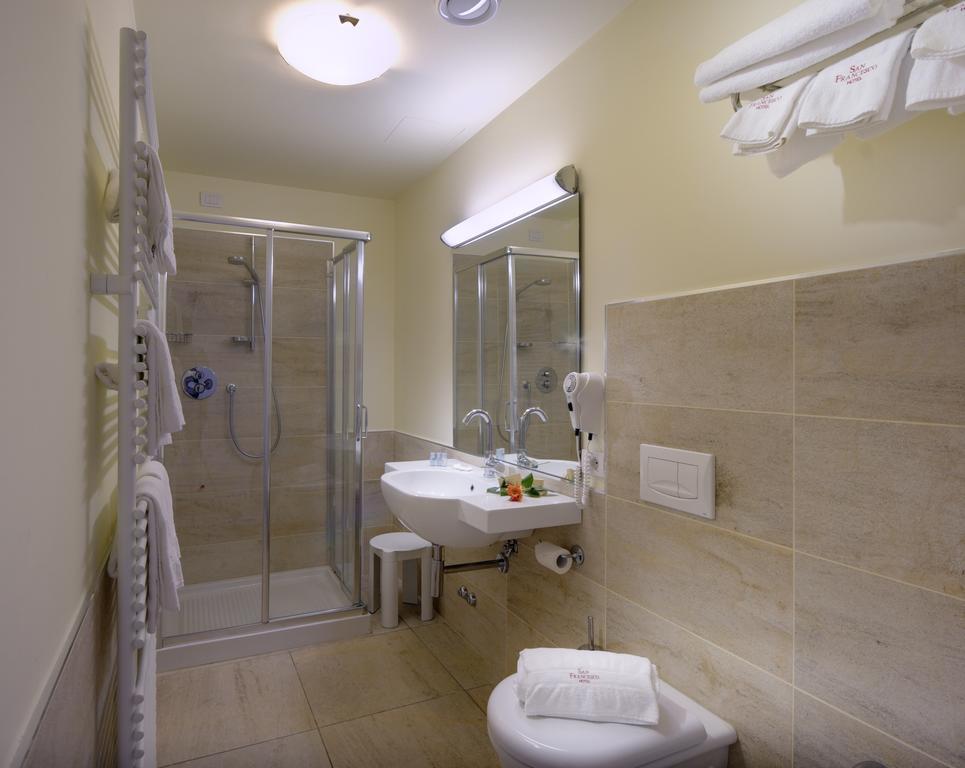 Standard Double or Twin Room,702666298:JPEG