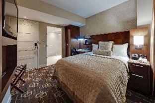Queen Room Mobility Access