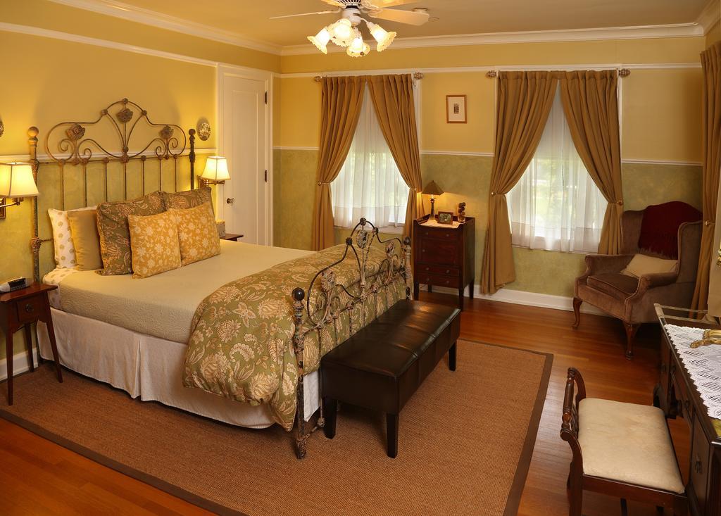 Standard Queen Room