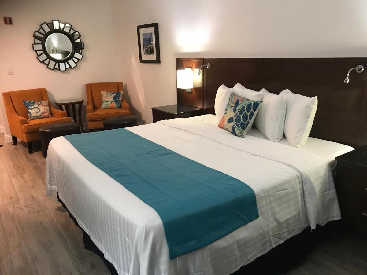 Deluxe King Room Main Level