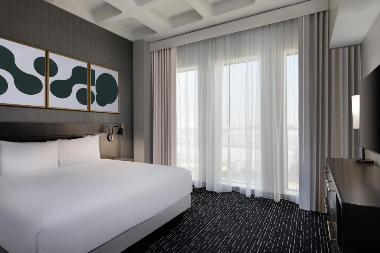 Den Guestroom | King Bed