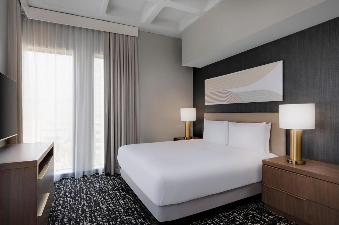 Accessible Den Guestroom/Tub | King Bed