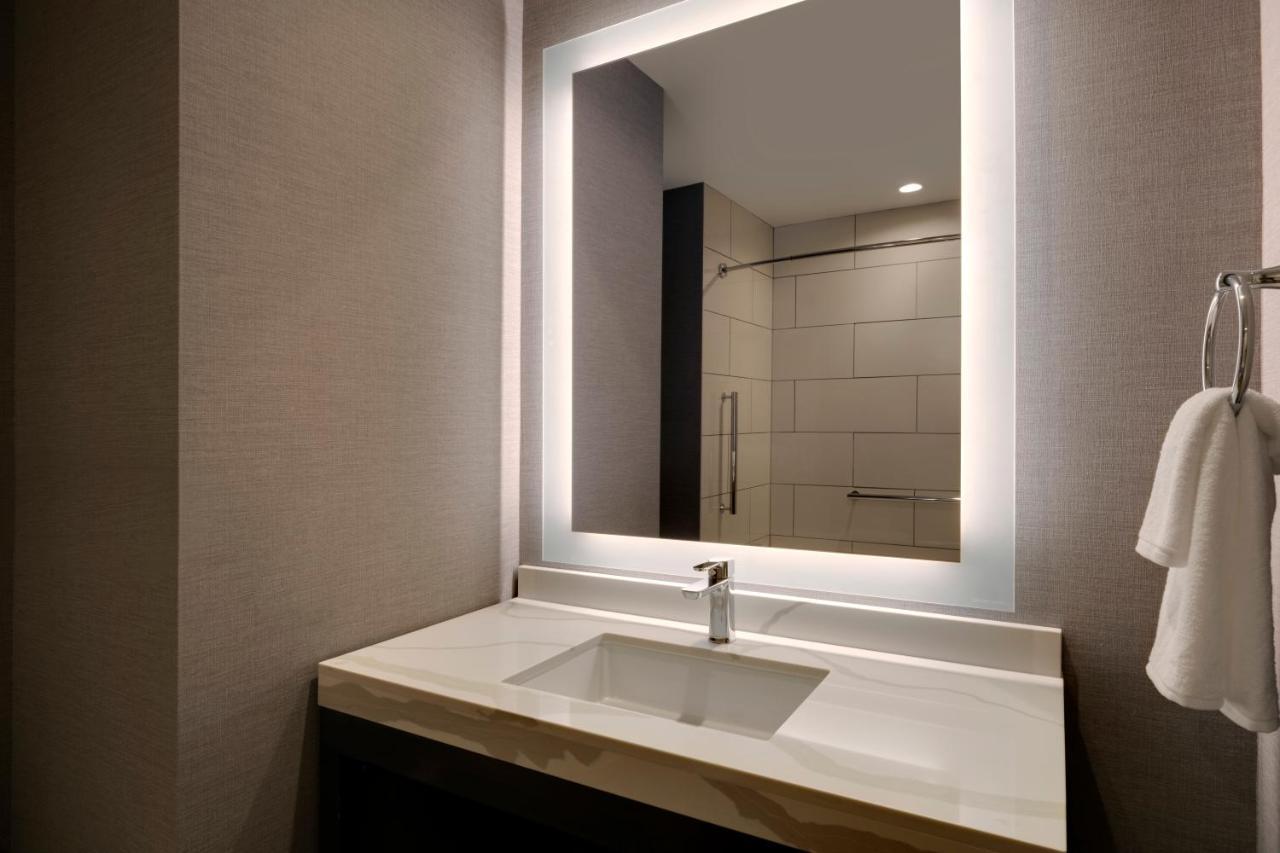 Accessible Den Guestroom or Tub | King Bed