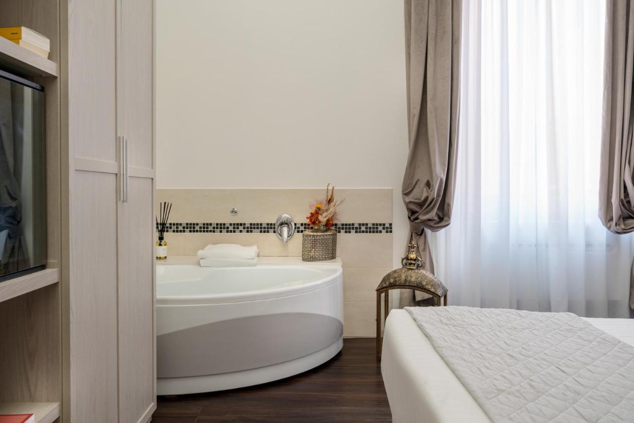 Executive Suite Jacuzzi