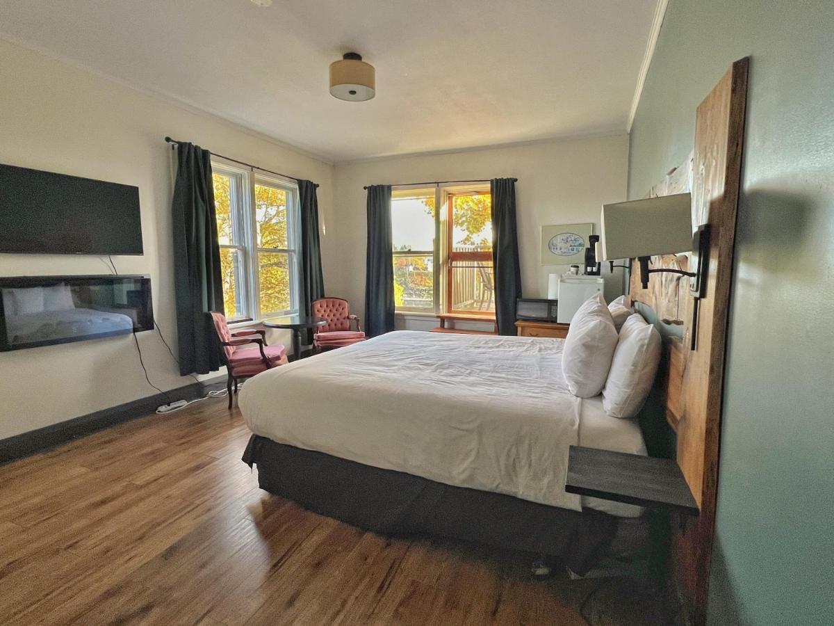 Superior King Room Lake View