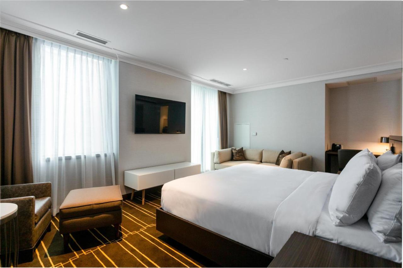 Deluxe Room - 1 King Bed
