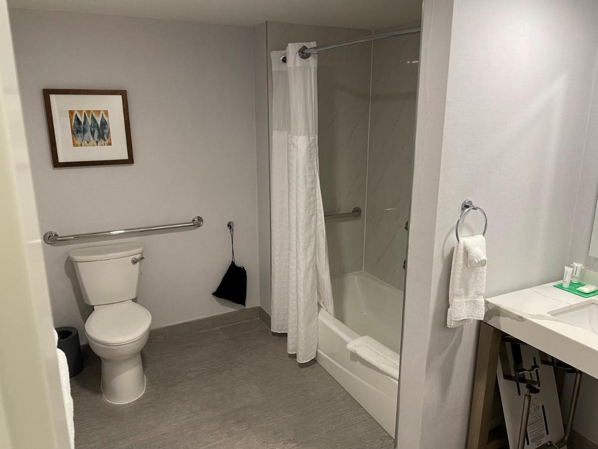 Queen Room Two Queen Beds Accessible Tub