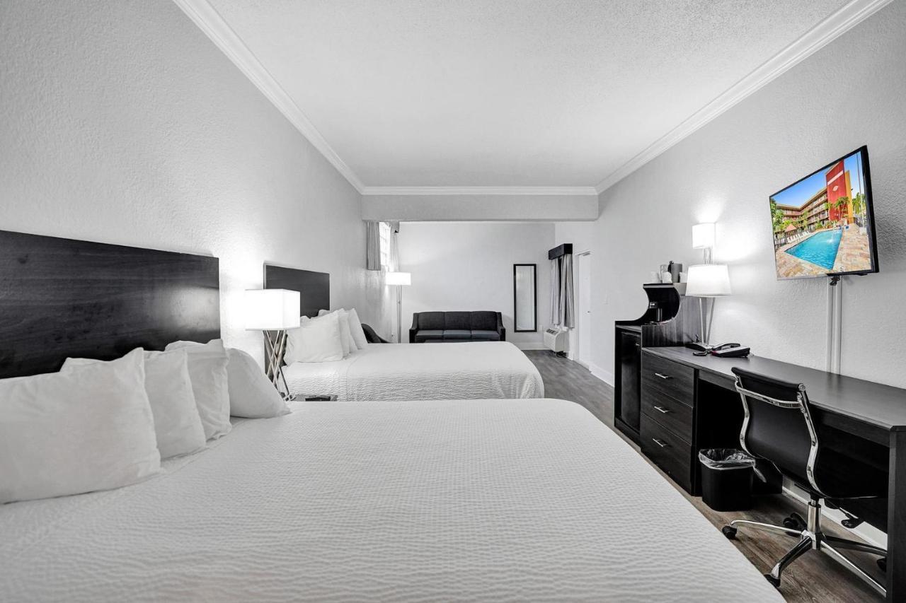 Suite Two Queen Beds Sofa Bed Non-Smoking
