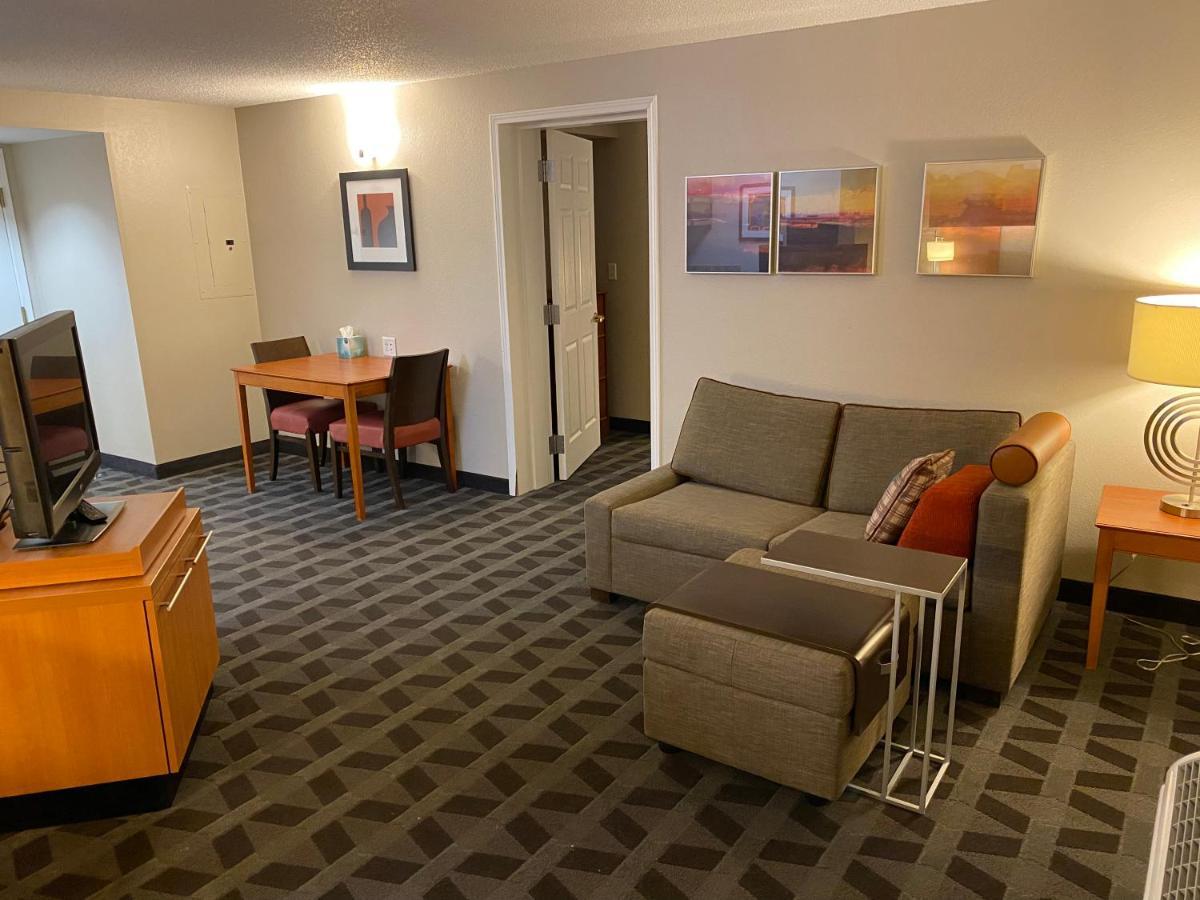 Superior Queen Suite - Non-Smoking