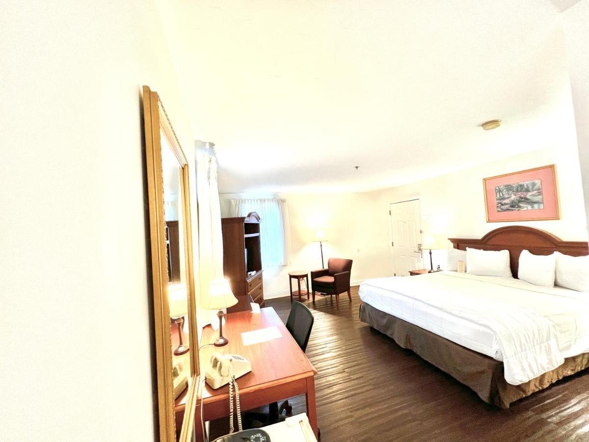 NonSmoking King 1st FL Village PET FRIENDLY
