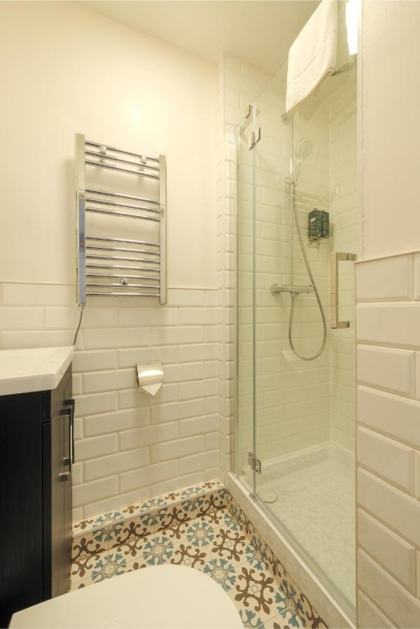 Standard Double Room Shower