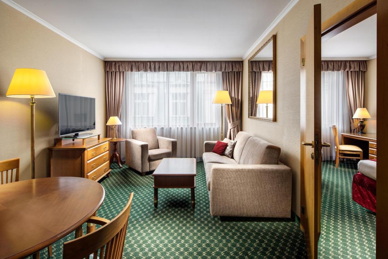 Deluxe One-Bedroom Apartment