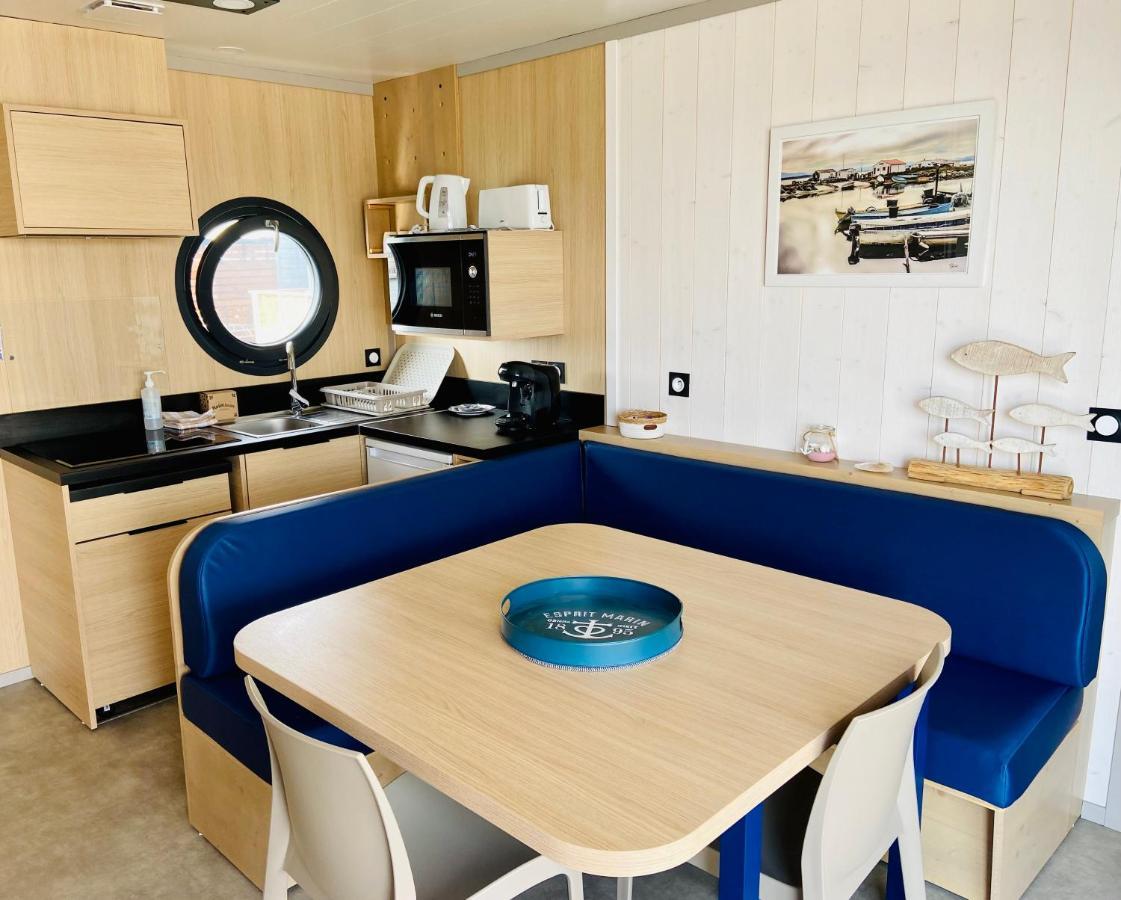 Two-Bedroom LodgeBoat Grand Large Side