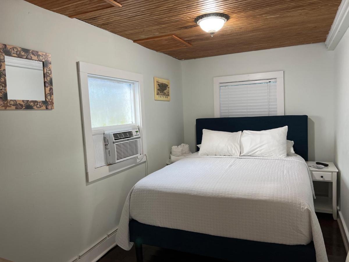 Tiny Queen Room