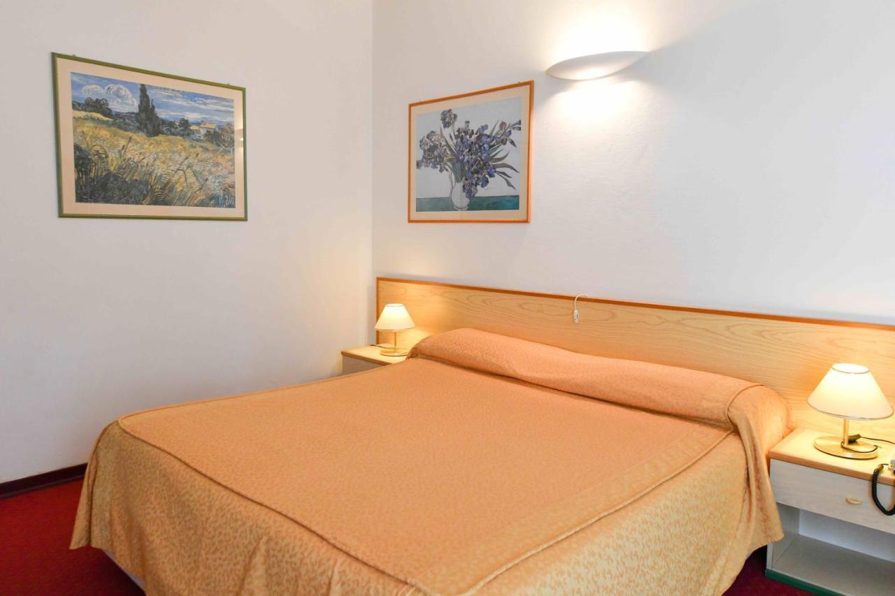 Double or Twin Room Lateral Sea View
