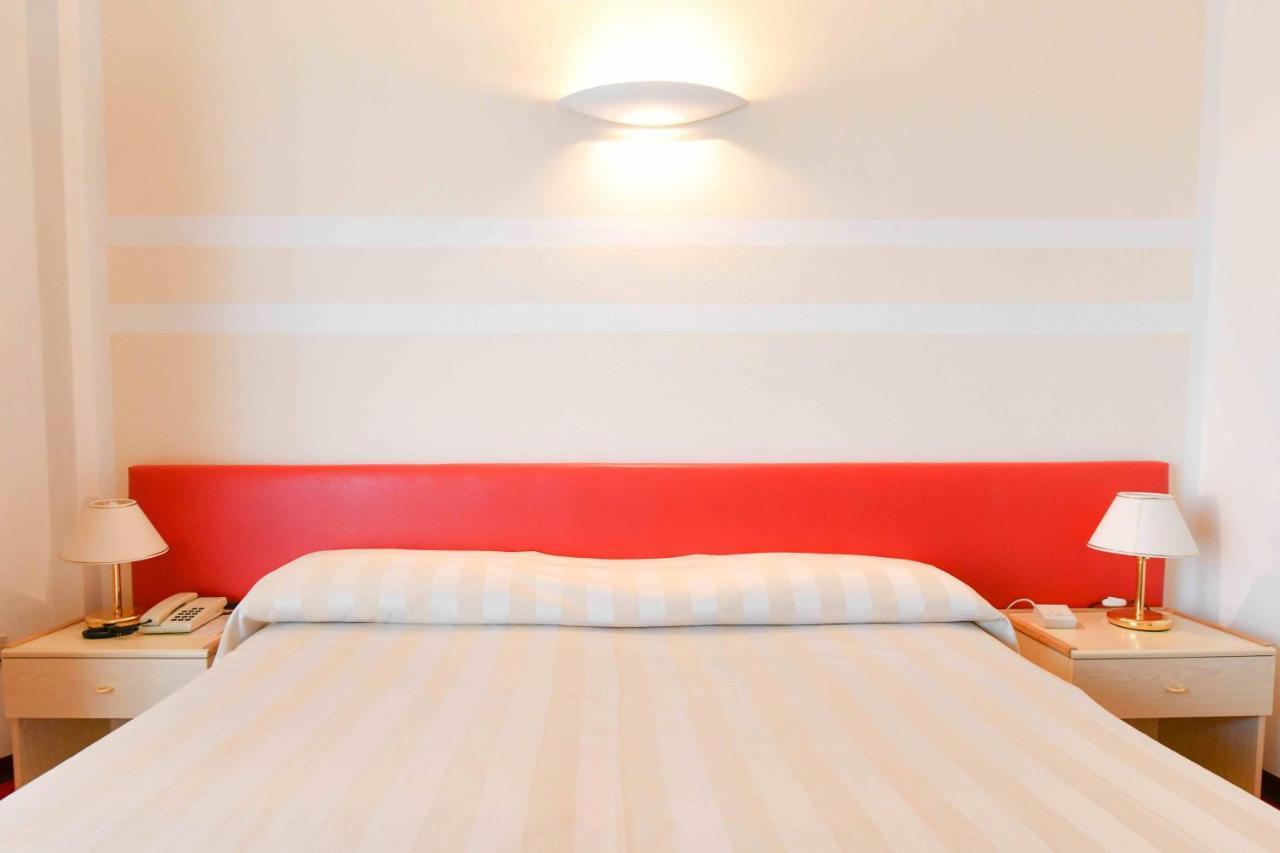 Double or Twin Room Lateral Sea View