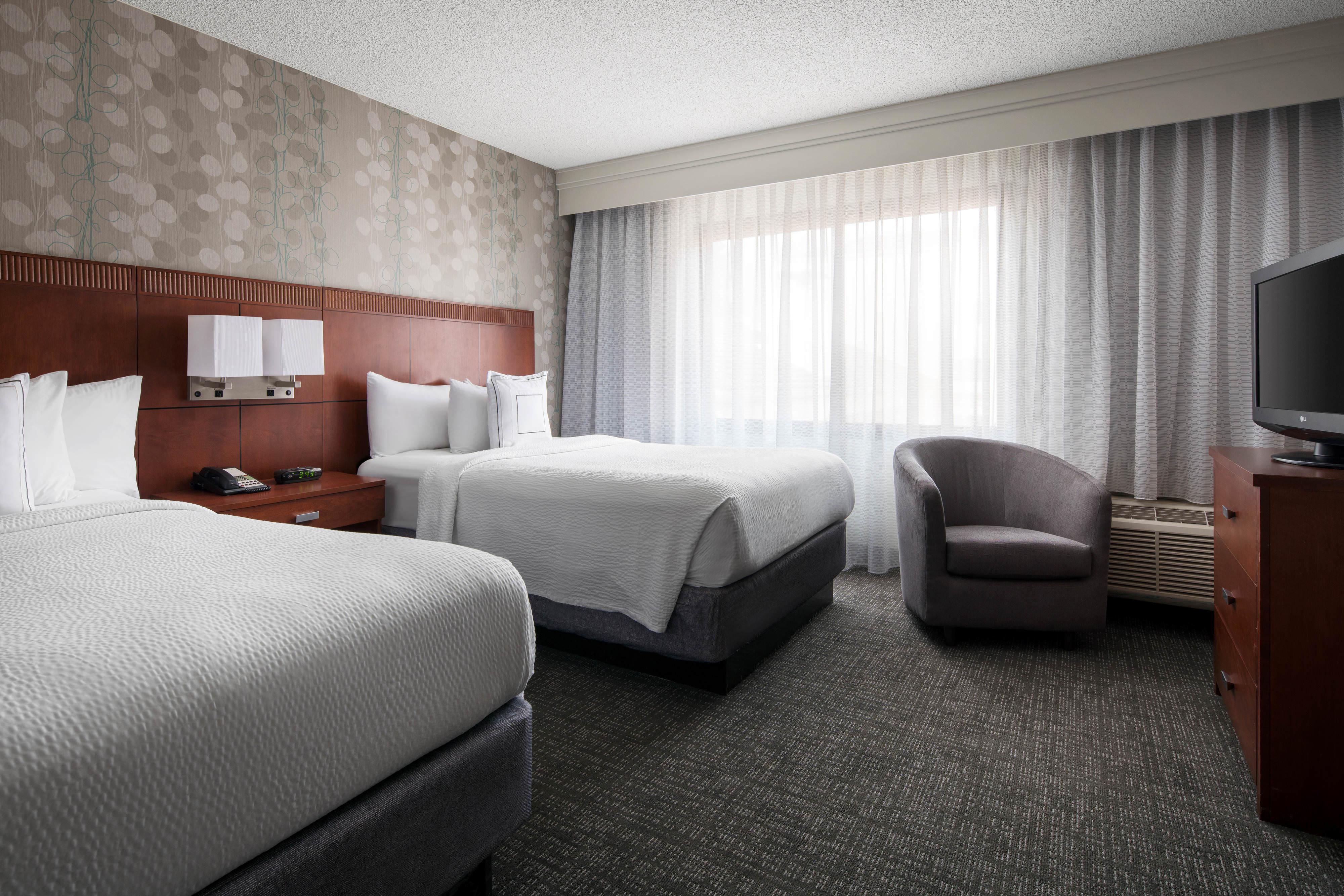 Guestroom Two Queens-Hearing Accessible