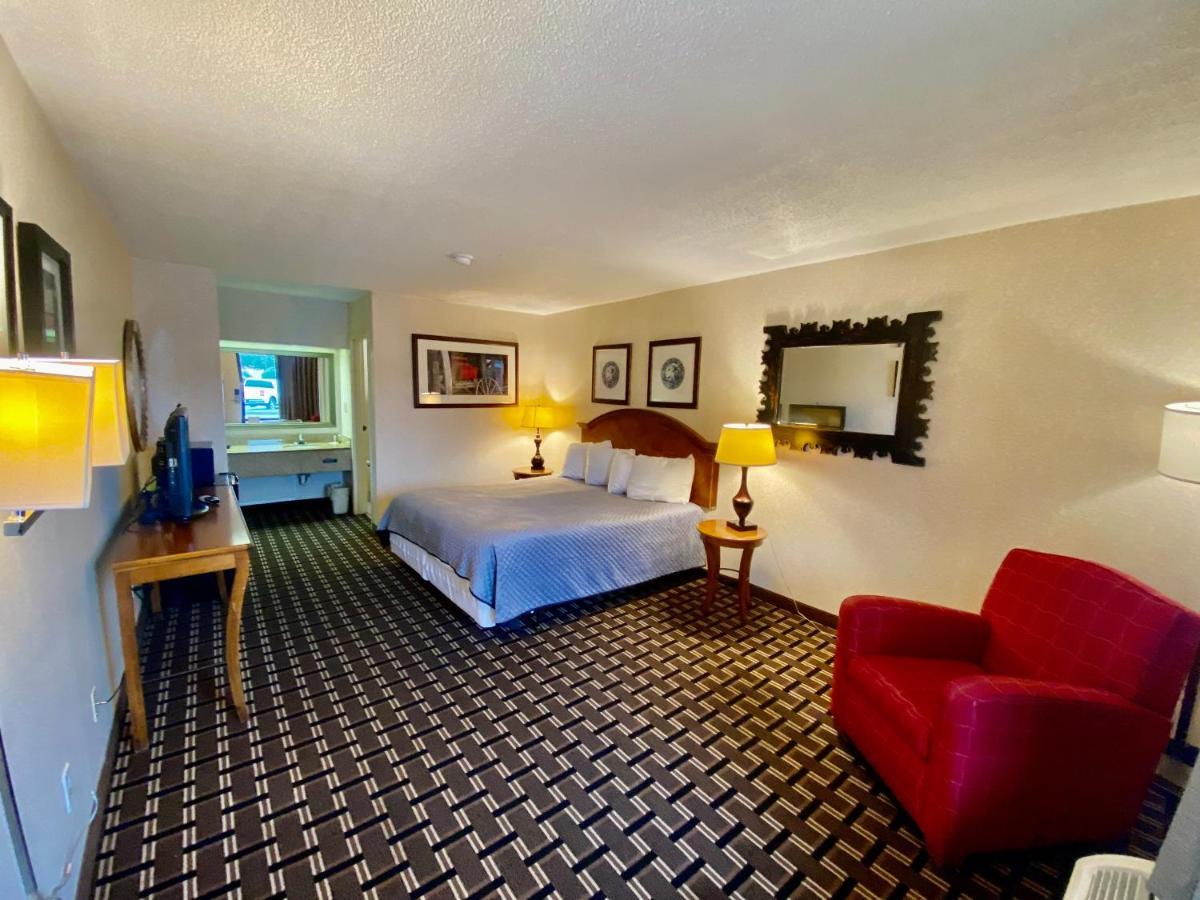 Standard King Room - Non-Smoking