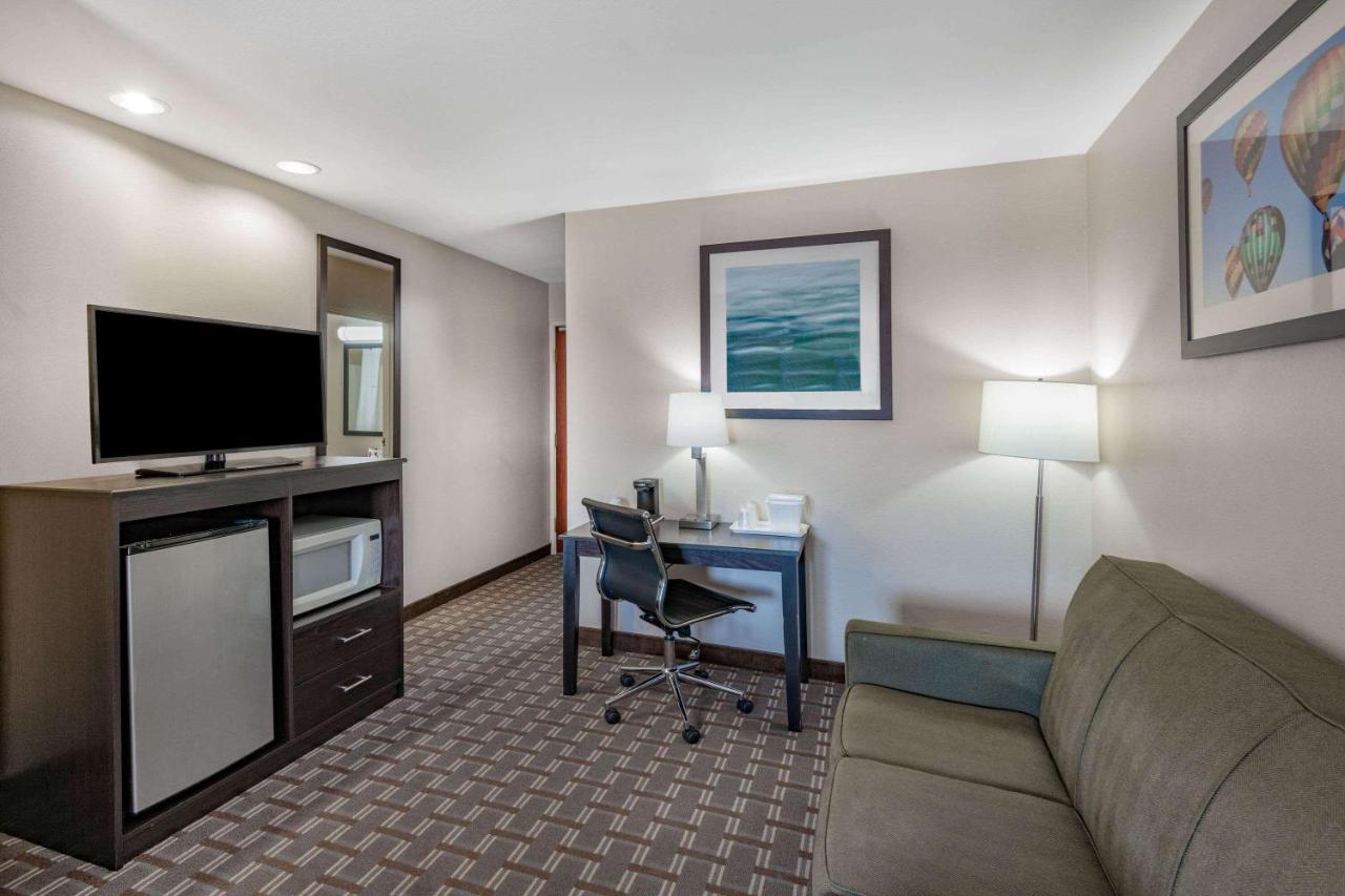 Deluxe King Studio Suite - Non-Smoking