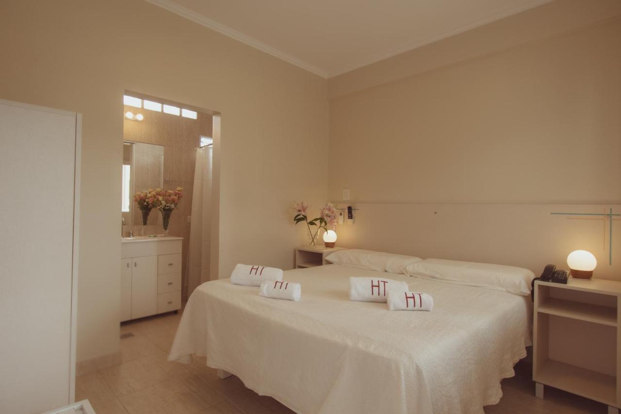 Quarto com 2 Camas de Solteiro e Banheiro Privativo