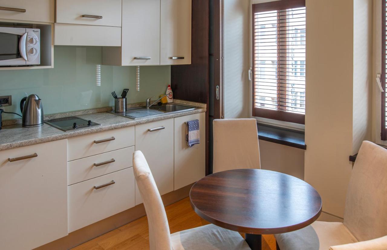 Deluxe One-Bedroom Apartment