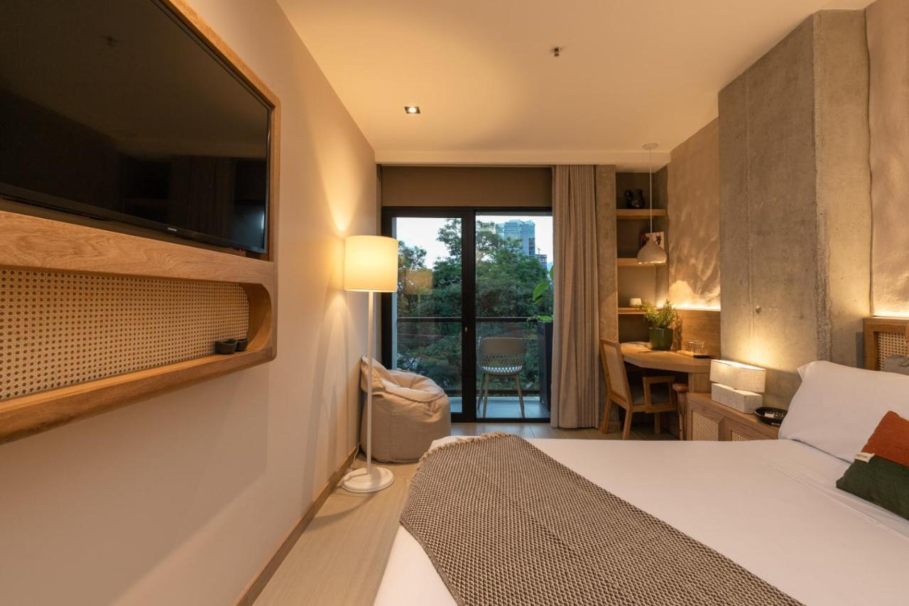 Habitación con cama grande y balcón