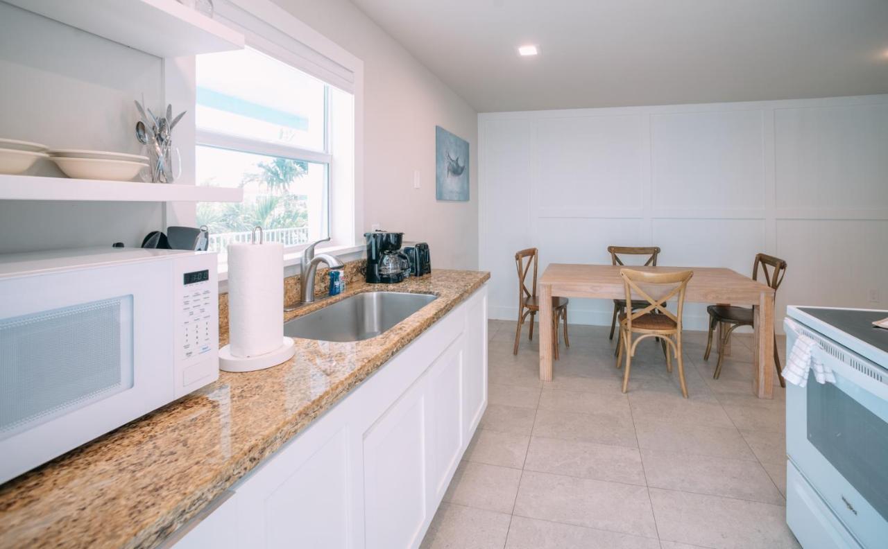 Canal view One Bedroom Suite Off the Main Property