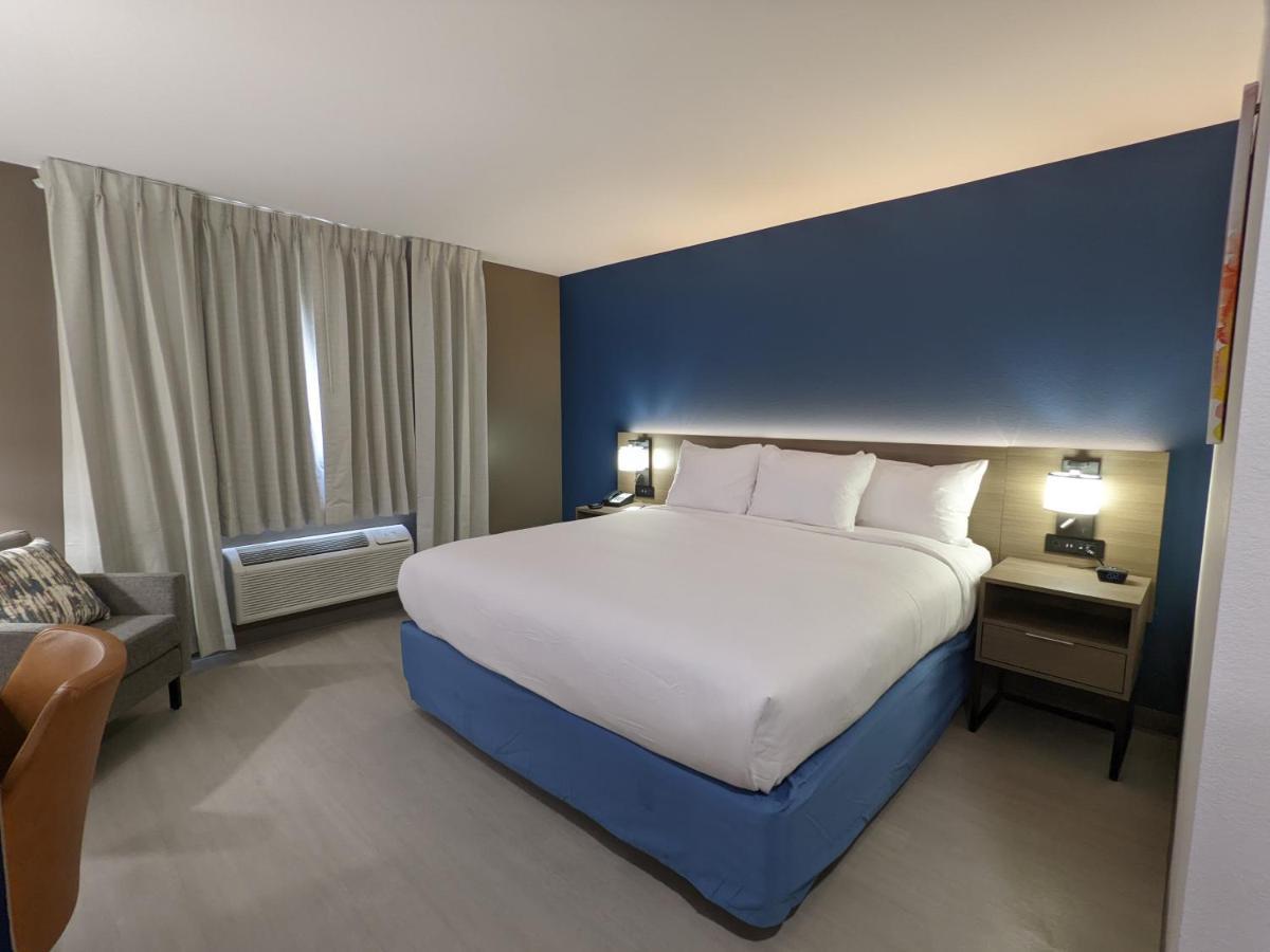 Standard King Room - Non-Smoking