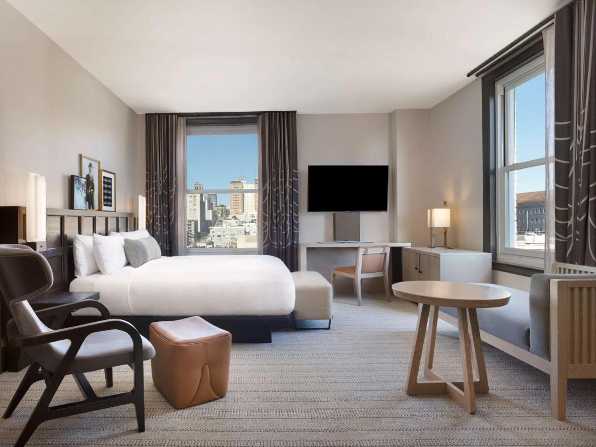 Habitación con cama extragrande y vistas a la ciudad
