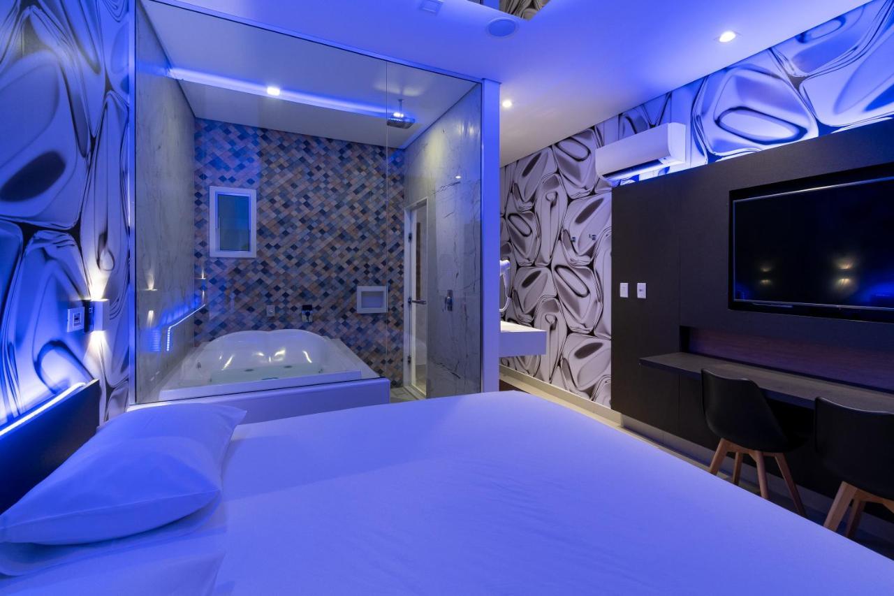 Suíte com Cama King-size e Banheira de Hidromassagem