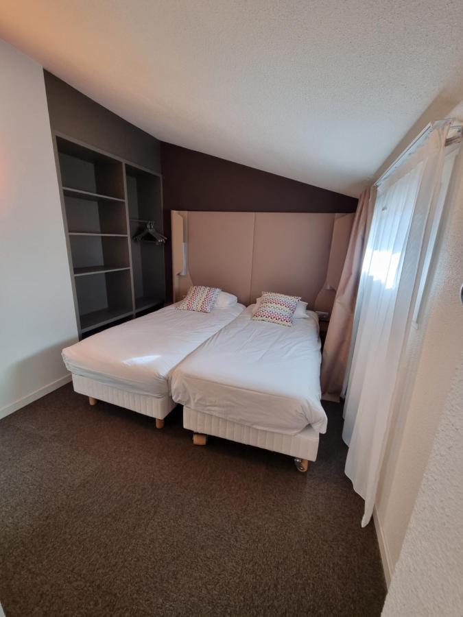 Room One Double Twin Beds